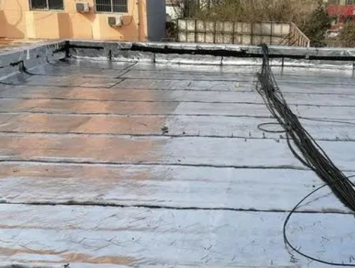 永春卫生间漏水维修公司分享下永春屋面楼顶防水刚性防水层施工要点。